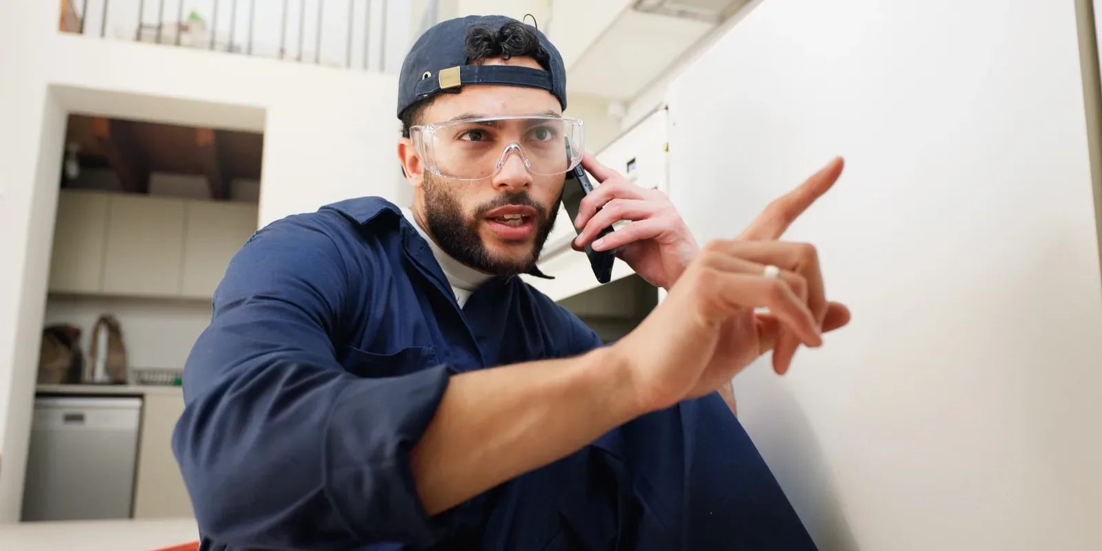 Plombier de l'équipe Saint-Jean-de-la-Ruelle Robuste au téléphone pour une urgence de canalisation